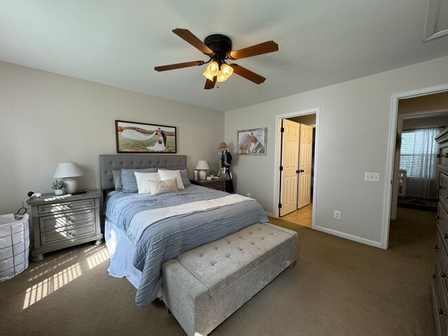 Building Photo - Gorgeous 2 Bed 2.5 Bath Townhome With A Fenced Yard In Exeter