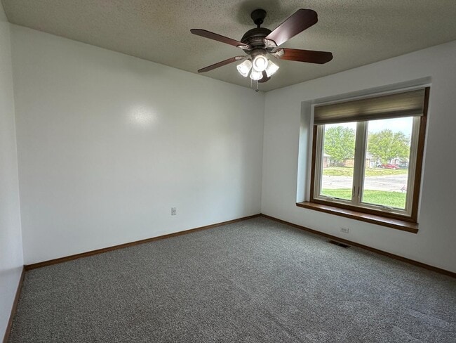 Building Photo - 8541 E Mount Vernon St