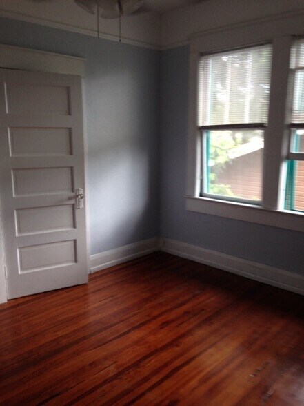 Building Photo - 2100 W Dekle Ave