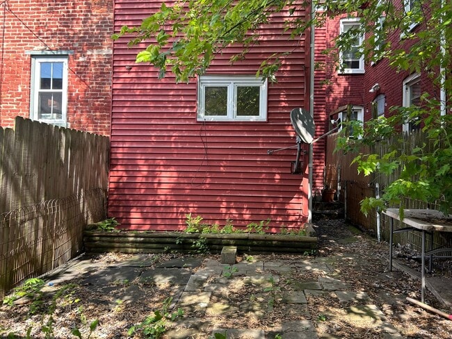 Building Photo - Welcoming 3 Bedroom in Lancaster City