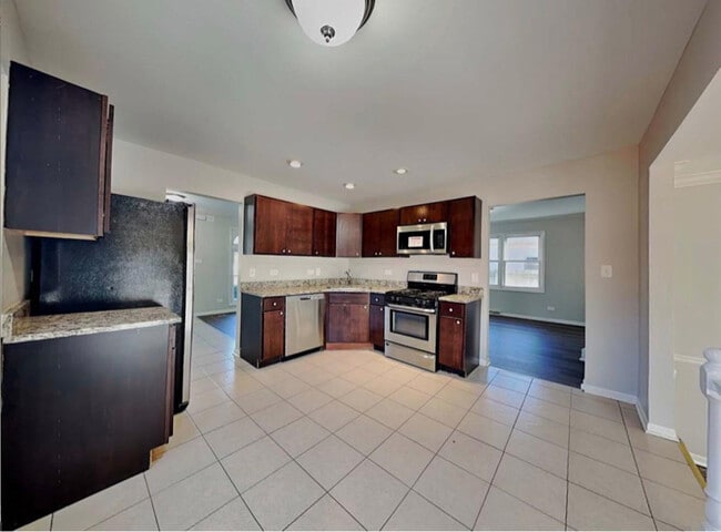 Building Photo - 10528 S 83rd Ave