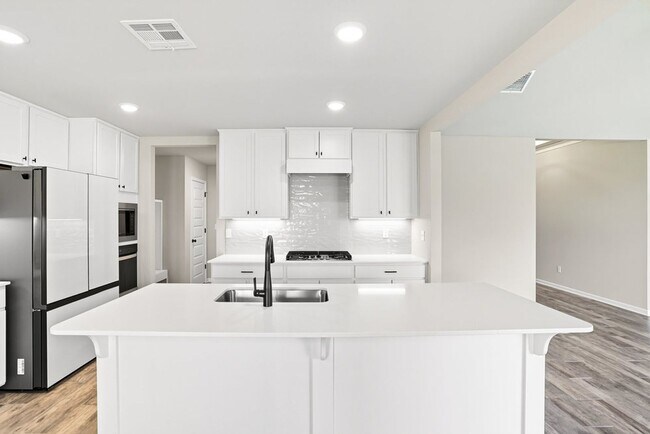 Building Photo - Like new, Move in Ready.