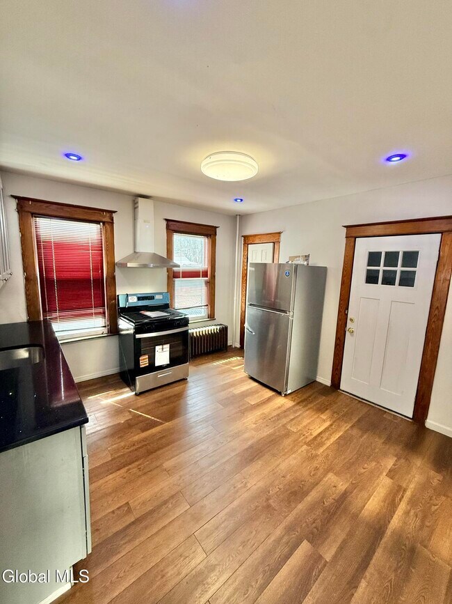 Building Photo - 1120 Pleasant St