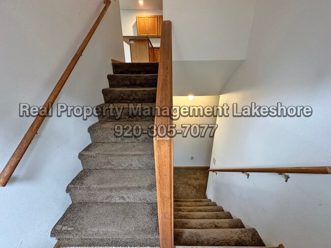 Building Photo - Large 5-Bedroom, 2-Bathroom House for Rent