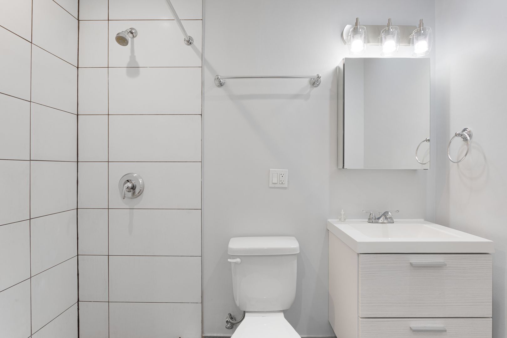 Building Photo - 7639 N Eastlake Ter