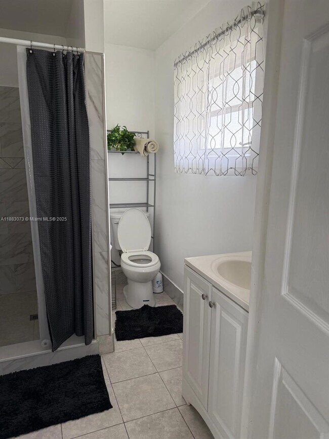 Building Photo - 826 SW 12th Ct