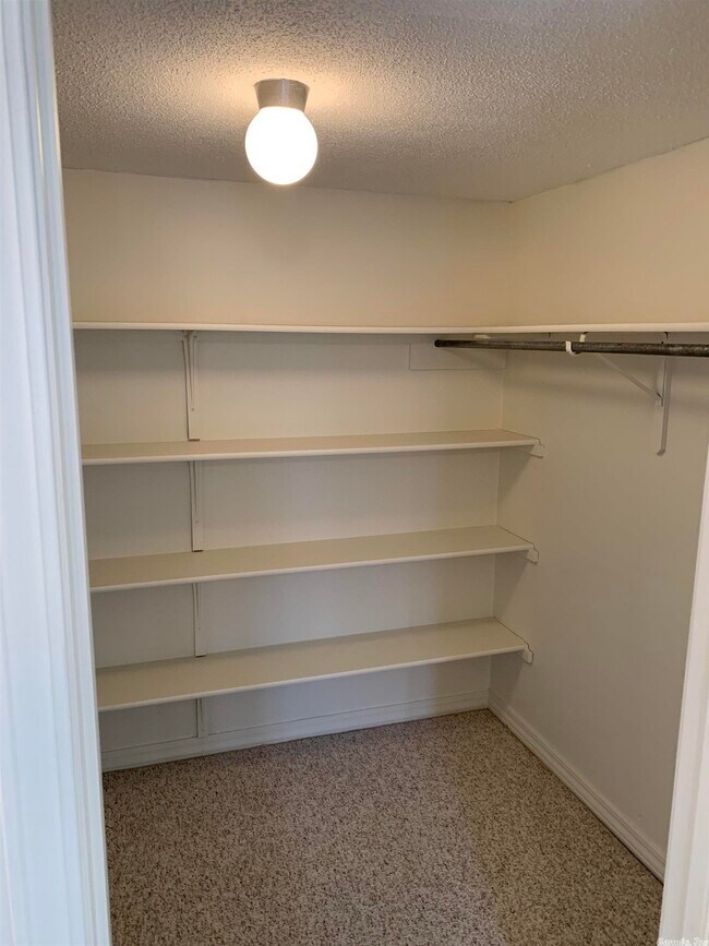 Building Photo - 405 Chickasha Dr