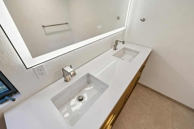 Building Photo - Charming 4BR Home Available in Private Portola Valley Cul de Sac