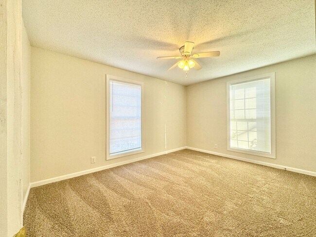 Building Photo - Spacious 4 Bedroom Located in Garden Homes