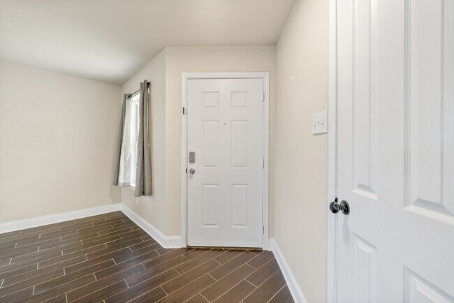 Building Photo - 3 Bedroom/2 Bedroom Highland Farms Subdivi...