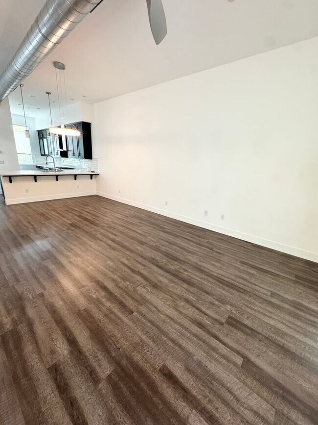 Building Photo - Luxury 3 Bed / 3 Bath Modern Home in Downtown Sacramento – Mansion Flats