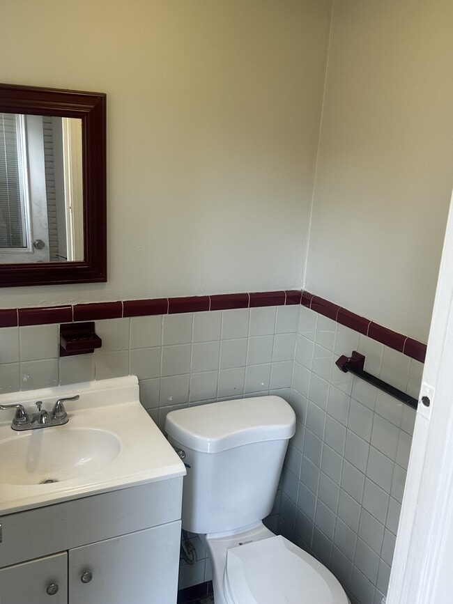 Building Photo - 530 Bellevue Rd