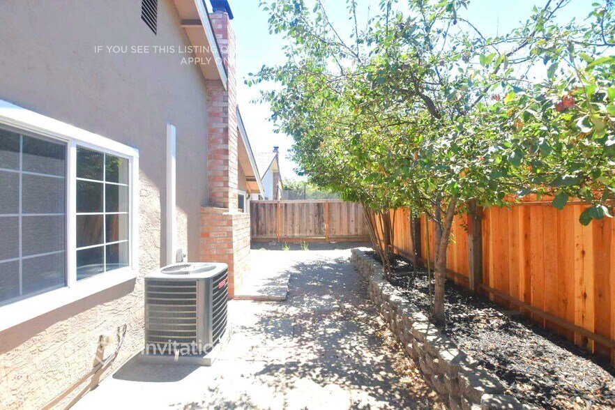 Building Photo - 724 Sandy Brook Ct