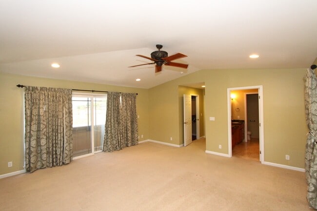 Building Photo - Large 4 bedroom, 3 bath, 4+ parking, gated single family house in Kalihi