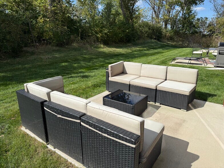 Comfortable outdoor seating area - 4521 SE Ember Ln