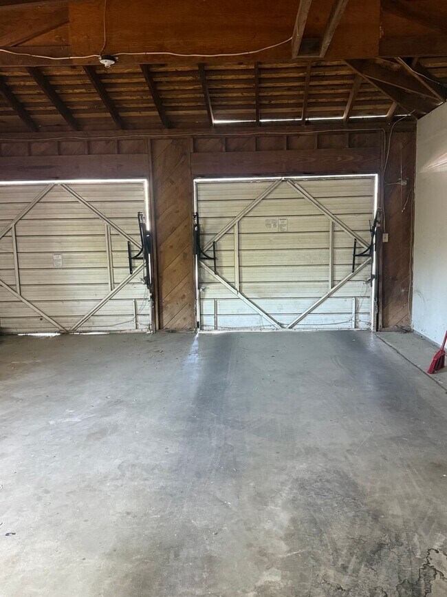 Building Photo - Beautiful Porterville Home! Available Now for Showing!