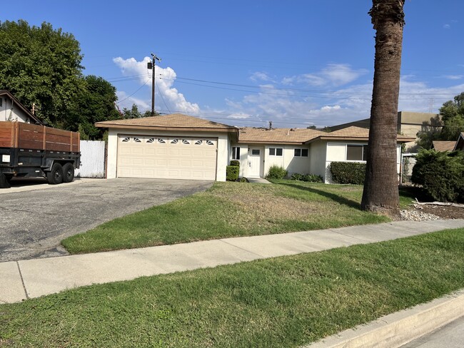 Building Photo - 1020 S Farber Ave