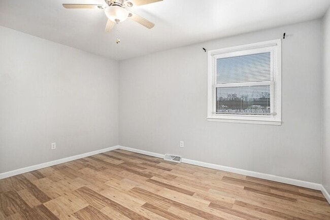 Building Photo - $1450- 3-Bed/1.5-Bath Town House Duplex, Basement, Garage, 1300 sq. ft. Attractive remodeled mode...