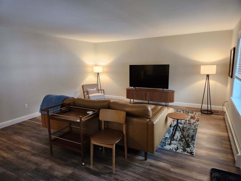 Building Photo - 91 Village Green Cir