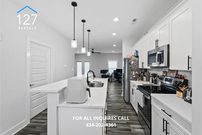 Building Photo - 3BR/2.5BA Townhome in Rustburg – Modern Am...