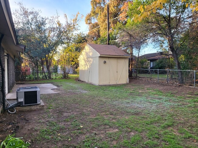 Building Photo - 1713 Chip-N-Dale Dr