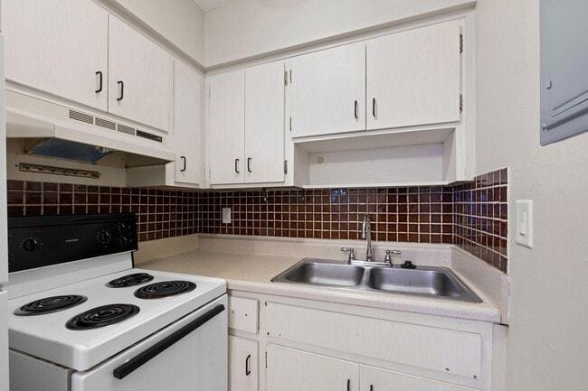 Building Photo - 4649 Bougainvilla Dr