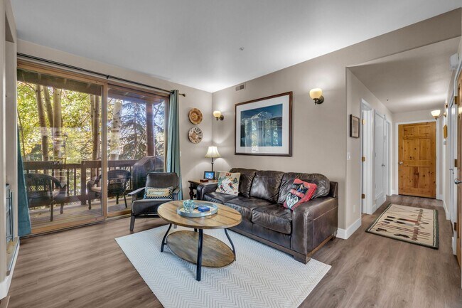 Building Photo - 2 Bed Pinecreek Condo with garage