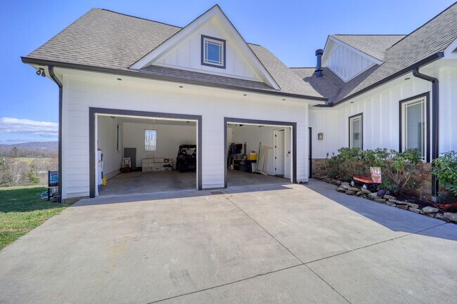 Building Photo - 137 N Ridge Ln