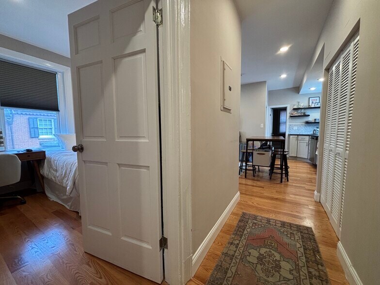 Building Photo - 92 Pinckney St