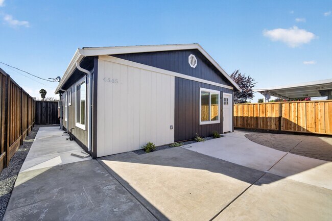 Building Photo - 4565 Todd St