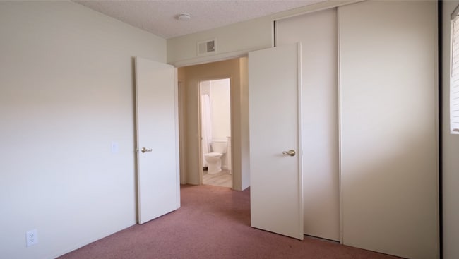 Building Photo - La Jolla 3BR/2.5BA Townhouse @ Eastbluff N...