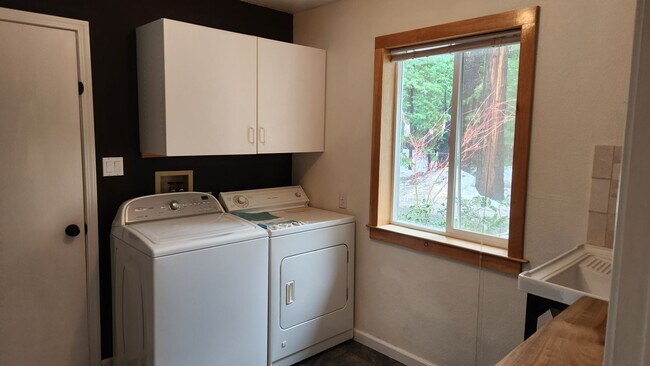 Building Photo - Large Home Close to Town In The Trees