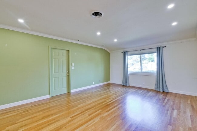 Building Photo - Beautiful 4 bedroom, 3 bath in desirable C...