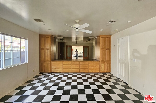 Building Photo - 302 N Griffith Park Dr