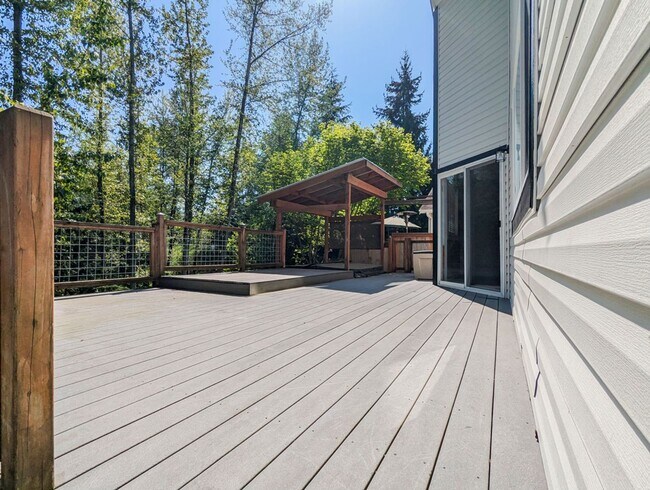 Building Photo - Beautifully maintained move-in ready 4-bed, 2.5-bath home with upgrades throughout!