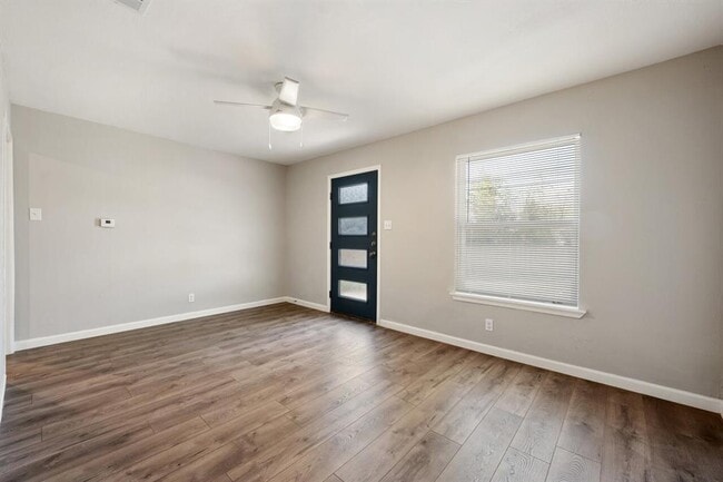 Building Photo - 2303 Metcalfe Rd