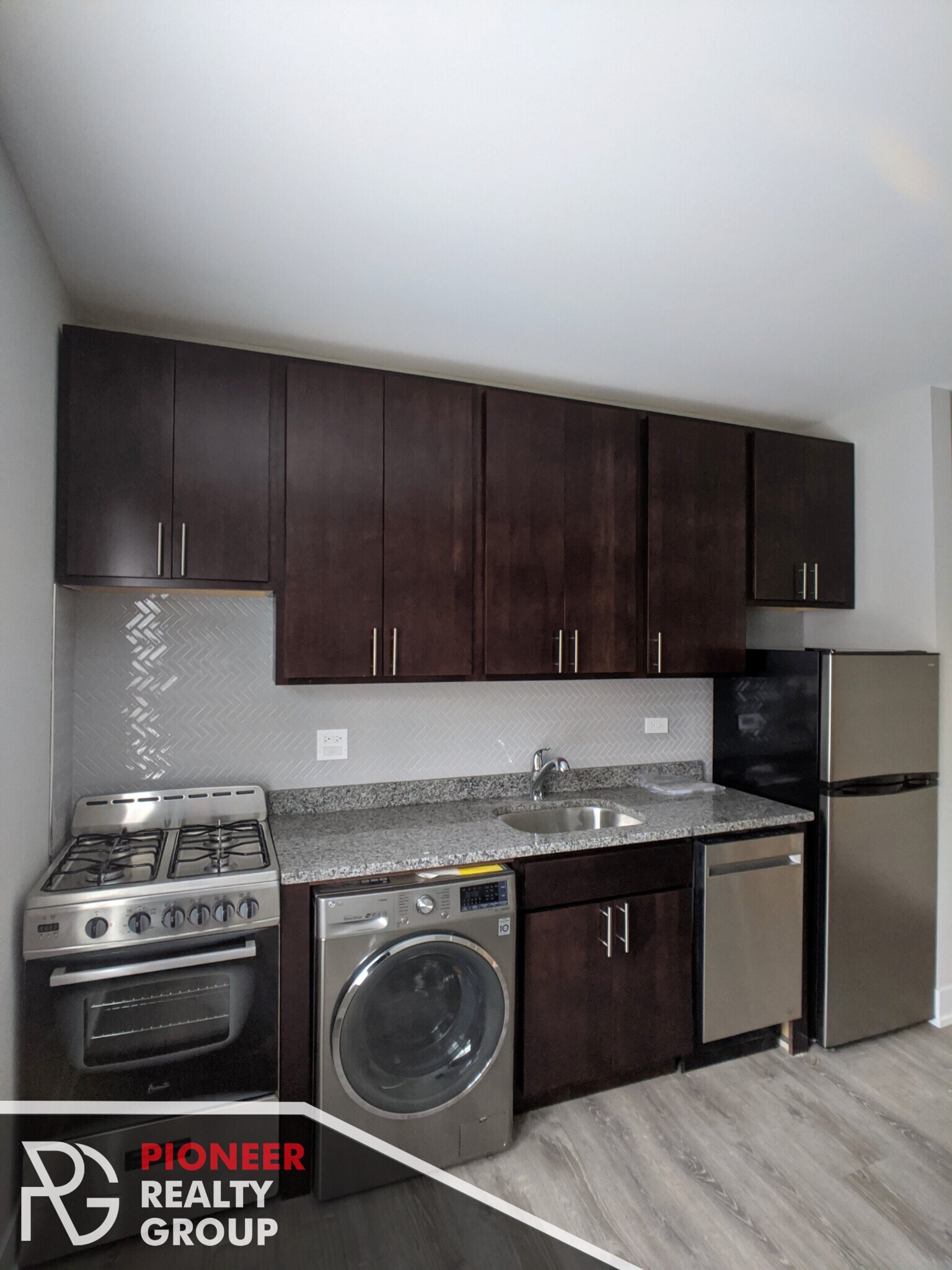 Building Photo - 423 W Belden Ave