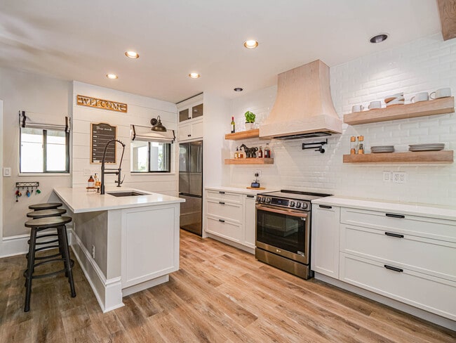 Building Photo - 6175 S Mirror Lake Dr