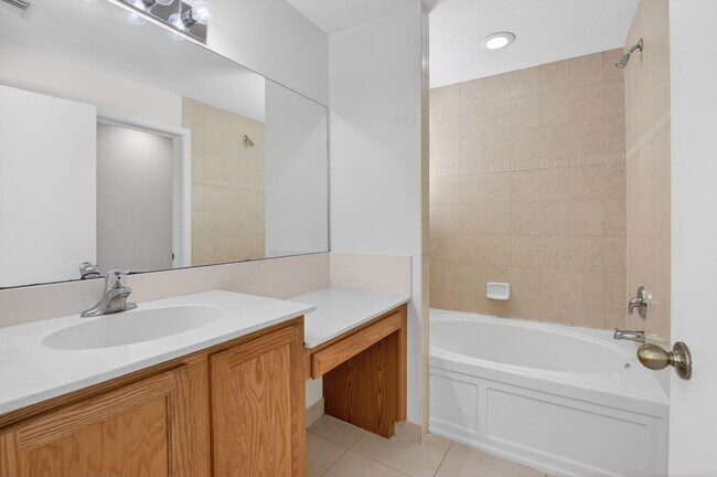Building Photo - 1418 W Wickham Cir