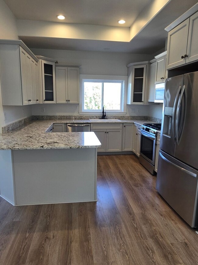 Building Photo - 3 bedroom 2.5 bathroom Custom Built Home