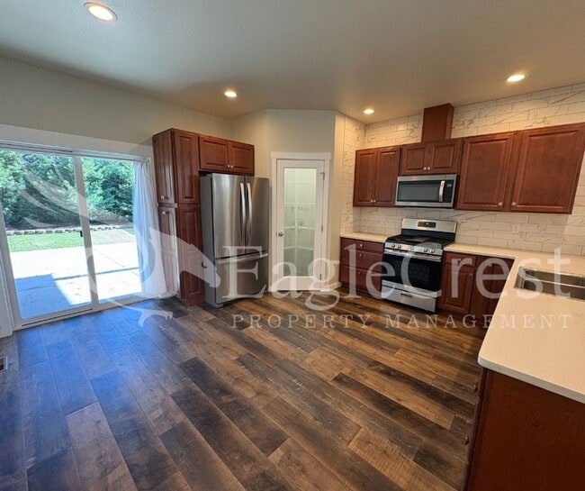 Building Photo - Three Bedroom, Two Bathroom Home in Eastgate