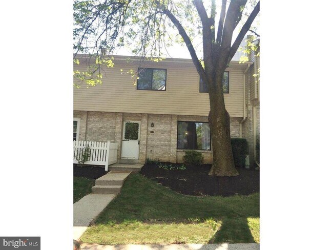 Building Photo - 207 Village Walk