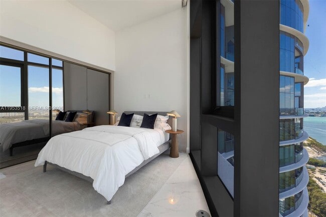 Building Photo - 15701 Collins Ave