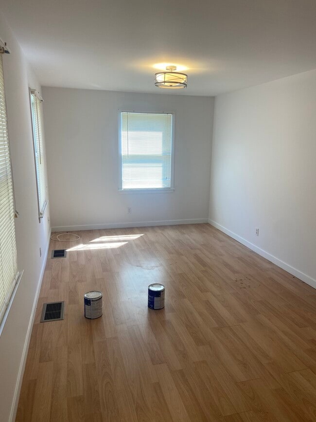 Building Photo - 20 W Franklin Ave