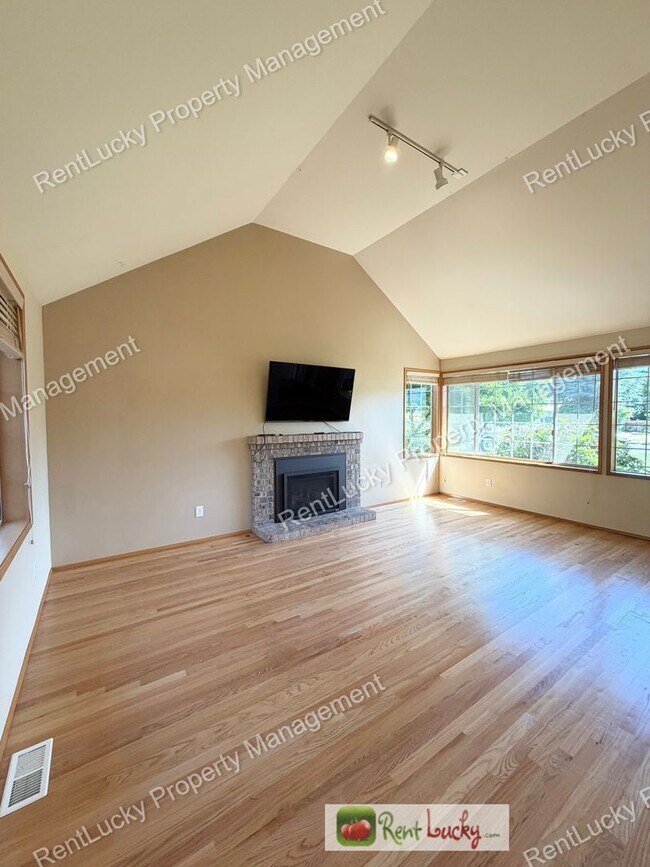 Building Photo - GORGEOUS 3 Bedroom Home in NE Tacoma! Spacious Yard, Beautiful Kitchen, and More!