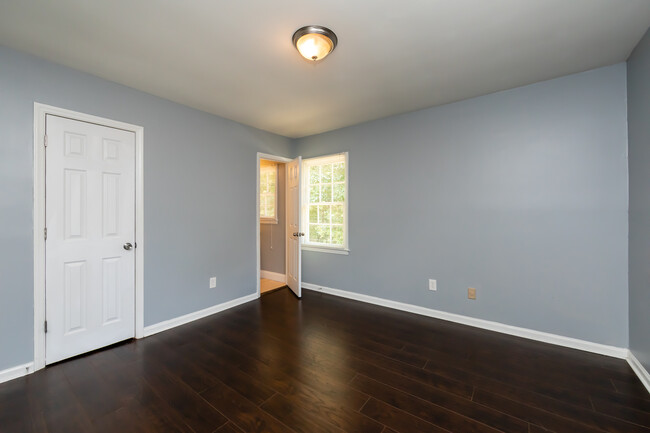 Building Photo - 4713 Belle Plaine Dr