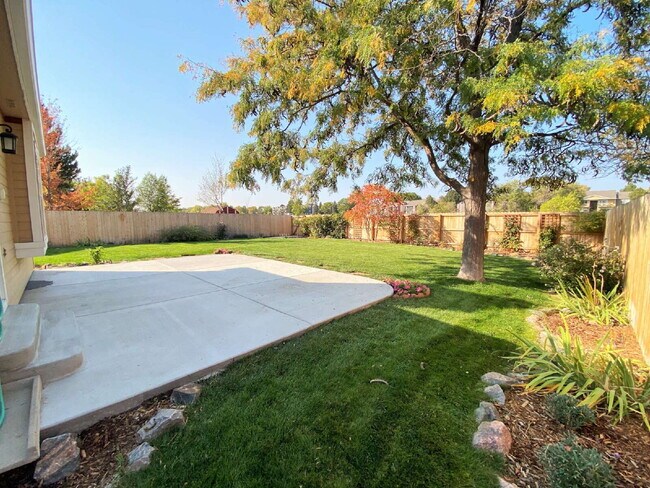 Building Photo - Wonderful 2 Bedroom and Loft on Large Lot and Backs to Open Space!