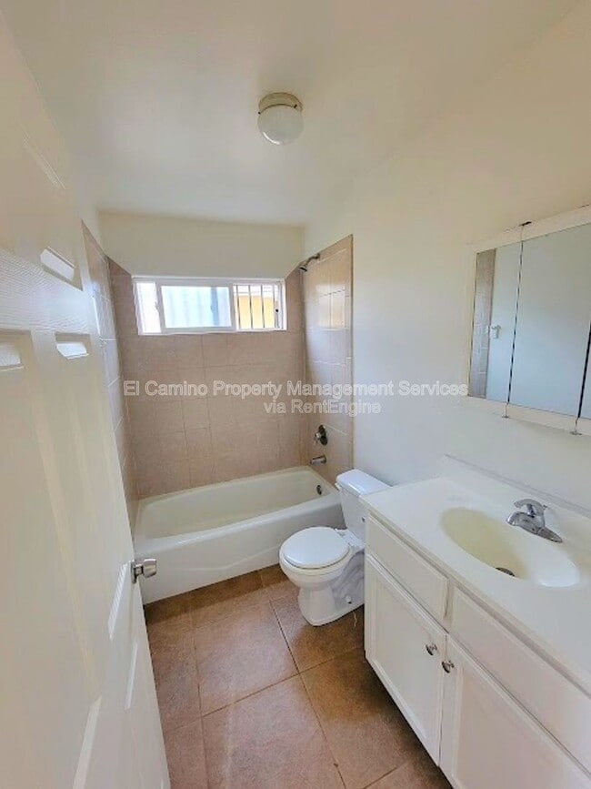 Building Photo - 1424 E 59th St