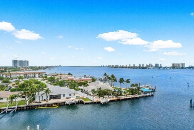 Building Photo - 2650 Lake Shore Dr