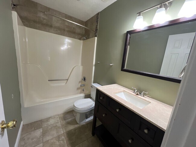 Building Photo - 2 Bed 2 Bath Condo